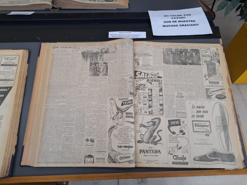 Páginas originales de Diario Los Andes en la Biblioteca Pública General San Martín. / Foto: Prensa Gobierno de Mendoza