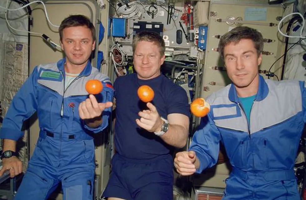 Los cosmonautas rusos Serguéi Krikaliov y Yuri Guidzenko flanqueando al astronauta americano William Shepherd. (Roscosmos)