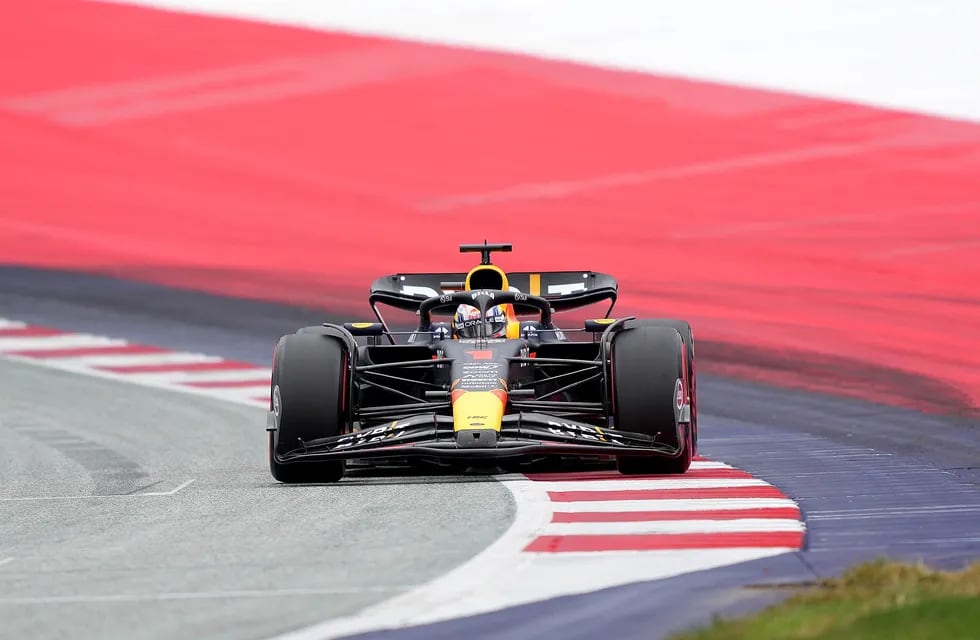 El neerlandés Max Verstappen, doble campeón mundial, sigue brillando en la F1 y va por más.  (AP)