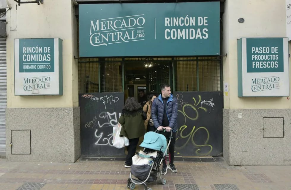 Una cadena de WhatsApp sobre supuestos saqueos sembró el pánico entre comerciantes del centro. Foto: Orlando Pelichotti / Los Andes.