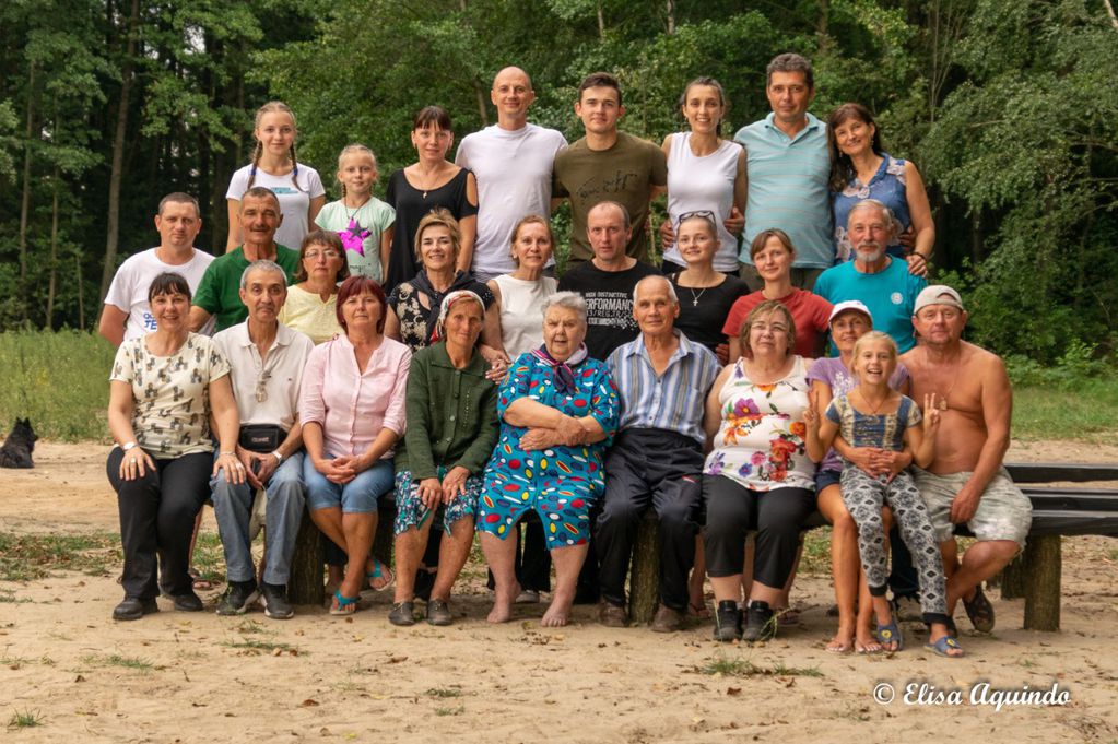 En la foto se retrata el encuentro entre los primos ucranianos y los que viven en Argentina.