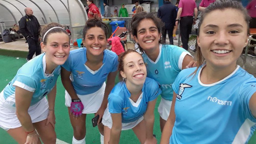 
    Gran amistad. Con las demás chicas de Argentina en la Lazio.
   