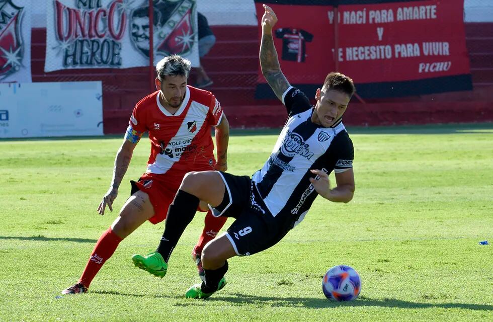 Rubens Sambueza fue la gran figura de la tarde y del Deportivo Maipú, que superó a Chaco For Ever en el estadio Omar Higinio Sperdutti. / Orlando Pelichotti