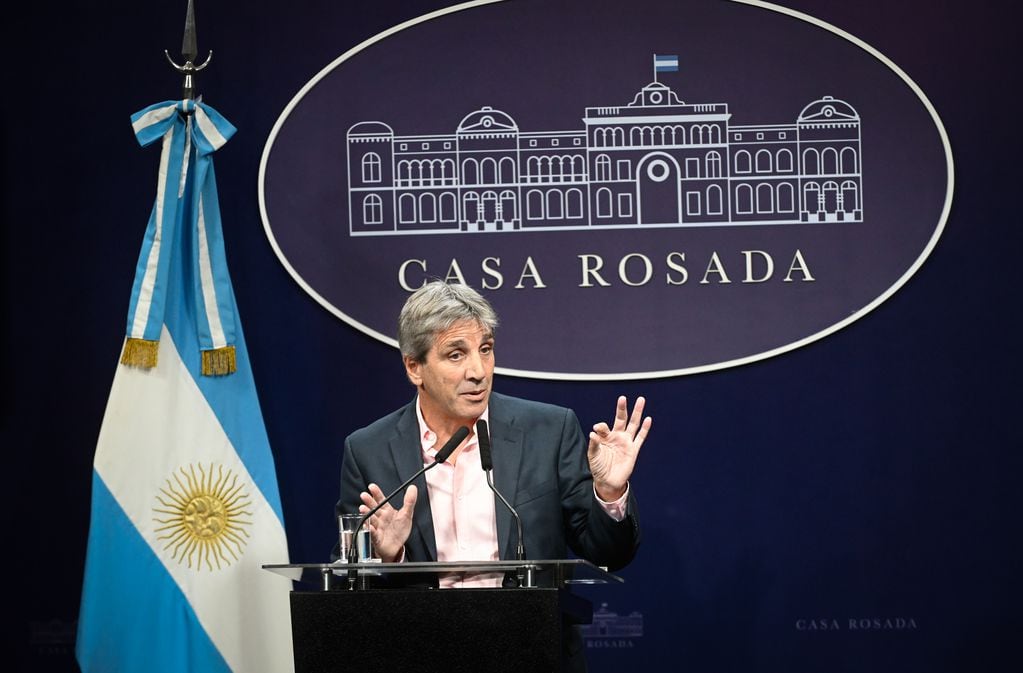 Luis Caputo da una conferencia de prensa en Casa Rosada, en Buenos Aires, el 26 de enero de 2024.