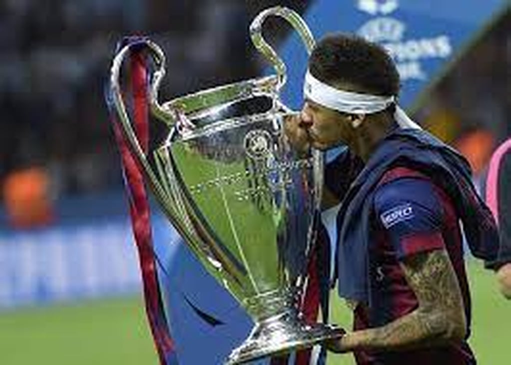 Neymar levantando la Champions League
