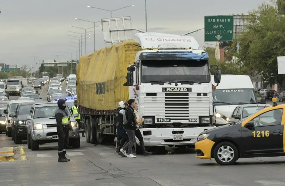 Camión roto y detenido en el Acceso Este, a metros del Nudo Vial. Demoras y filas de vehículos. Foto: Orlando Pelichotti / Los Andes