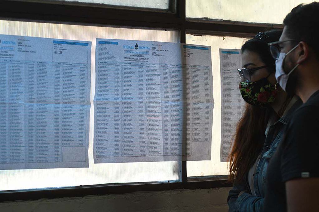 Los votantes consultan el padrón en la Escuela  Patricias Mendocinas de Ciudad.
Foto José Gutierrez