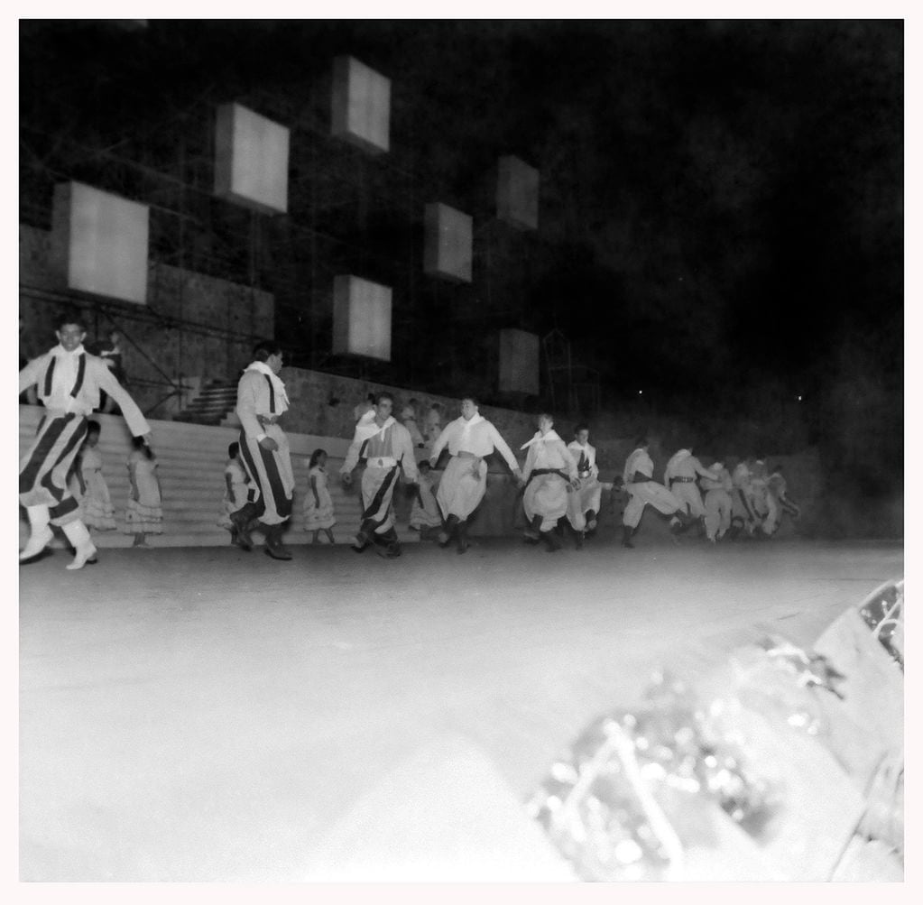 Los cuadros de ballet folclórico brillaron en esa primera Fiesta de la Vendimia en el Teatro Griego Frank Romero Day.
Fotografía: Archivo General de la Provincia de Mendoza
