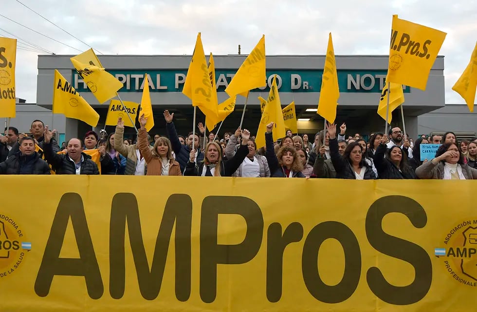 El Gobierno y Ampros en un momento de alta tensión por el rechazo a la oferta salarial y la suspensión del paro de salud. Foto:  Orlando Pelichotti / Los Andes