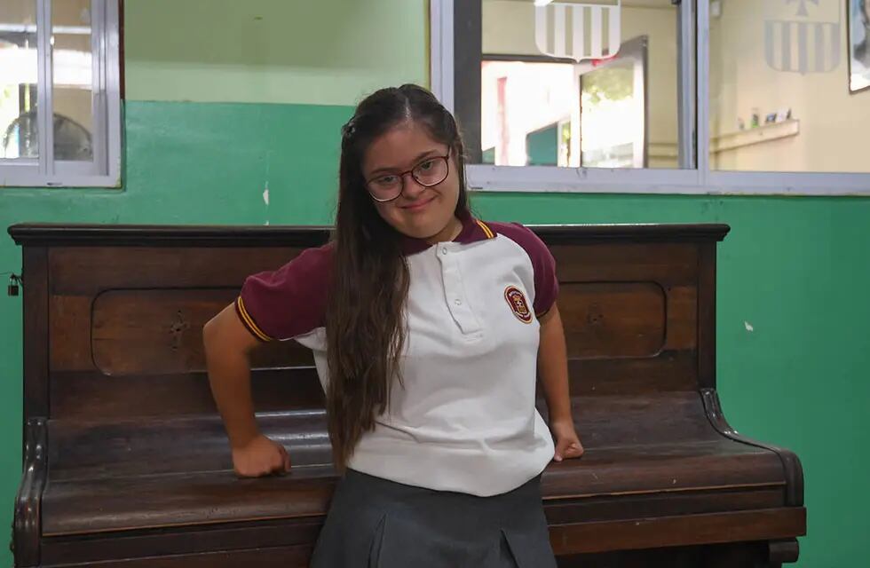 21 de marzo día internacional del Síndrome de Down. Giuliana de 14 años cursa el 2° año del secundario en el Instituto Padre Vázquez de Maipú. Foto: Marcelo Rolland / Los Andes