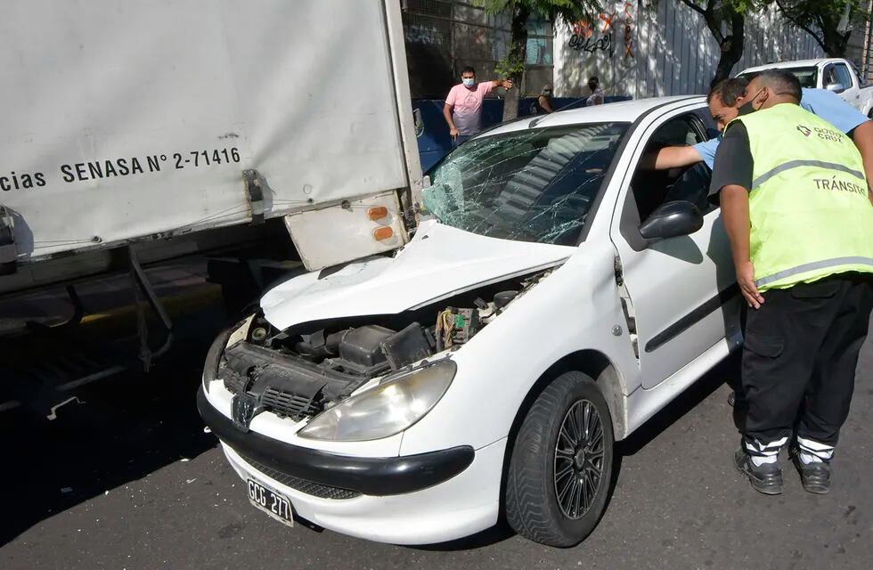 Accidente automovilístico en Francisco de la Rosa y Belgrano, de Godoy Cruz entre un auto y camión, deja el saldo de un herido.

Foto: Orlando Pelichotti / Los Andes