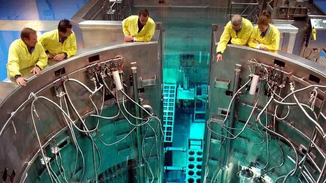 De exportación. Técnicos de Invap observan el núcleo del reactor Opal que diseñaron para Australia. Es la joya mundial de la tecnología atómica para la investigación y producción de radioisótopos (Gentileza invap). 