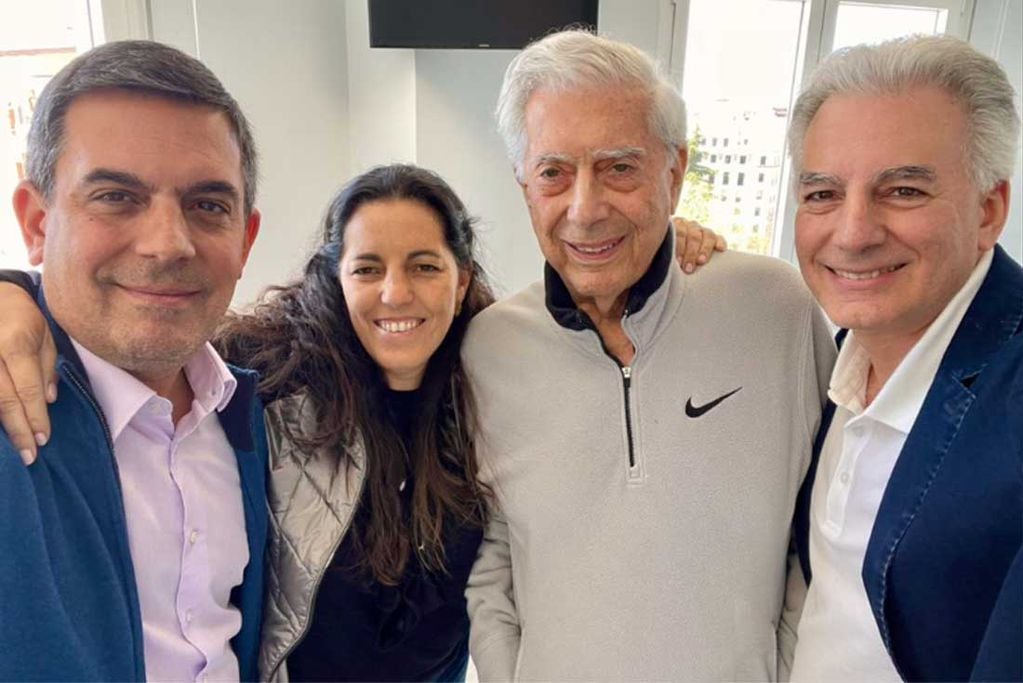 Mario Vargas Llosa y sus tres hijos, en Madrid (Tw: Morgana Vargas Llosa).