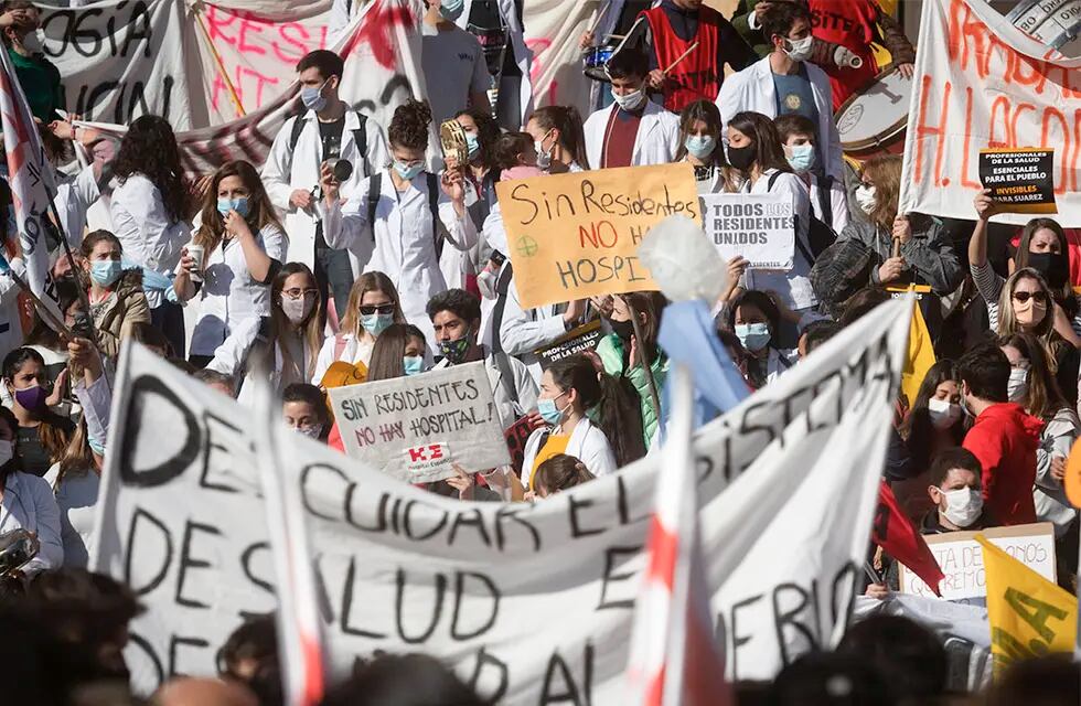 Las protestas del personal de la salud han sido recurrentes en los últimos años.
Foto: Ignacio Blanco / Los Andes