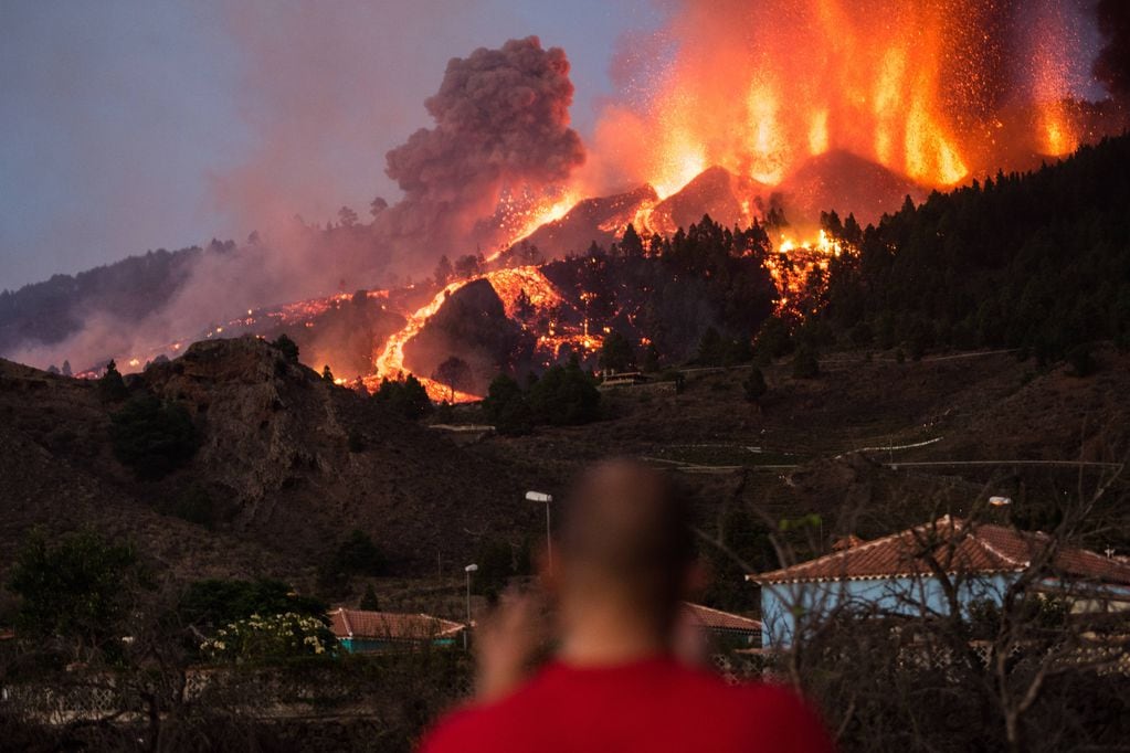 El Volcán arrasa a su paso y destruye viviendas en La Palma. 