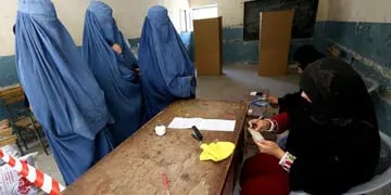 Pedido de visado para mujeres afganas (AP).