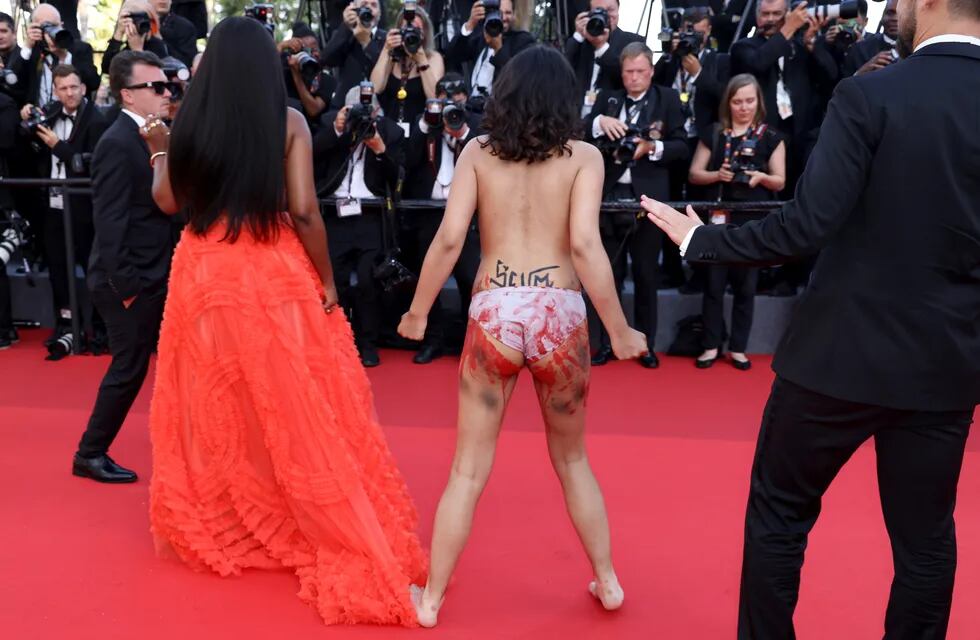 Una mujer desnuda irrumpe en Cannes para denunciar las violaciones en la guerra de Ucrania. / Foto: AP