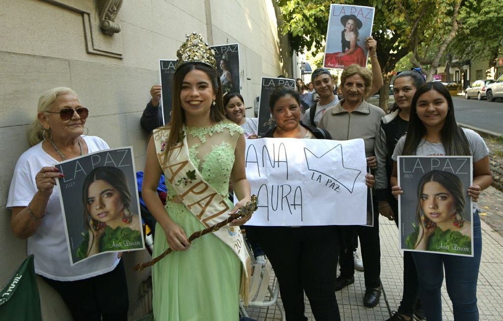 La reina de La Paz, presente en el canje de entradas para la Vendimia (Orlando Pelichotti / Los Andes)