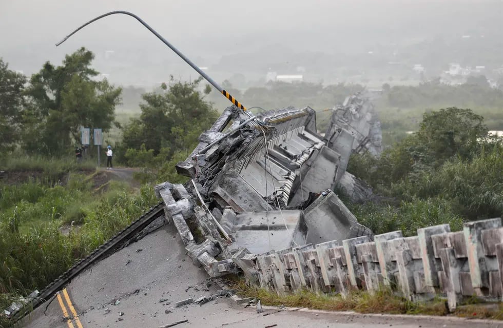 Residentes taiwaneses inspeccionan el dañado puente Gaoliao que se derrumbó después de que un terremoto de magnitud 6,8 ​​azotara el municipio de Yuli; en el condado de Hualien, Taiwán Foto: EFE