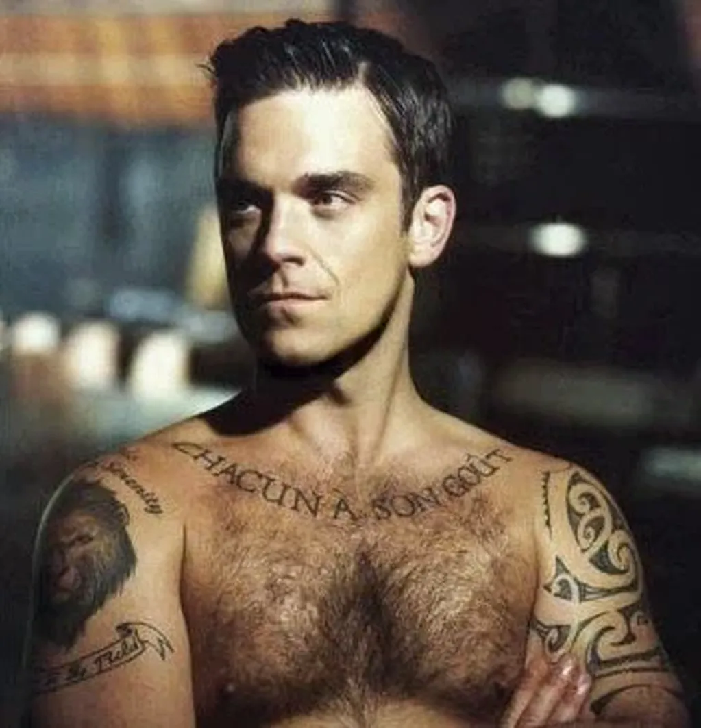 Robbie Williams y su tatuaje en francés.