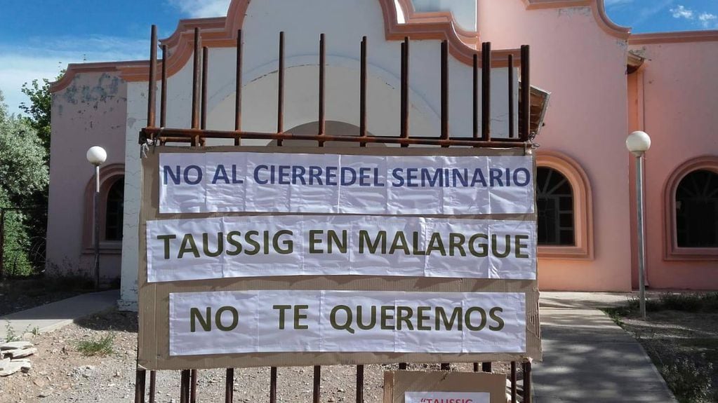 Fieles colgaron carteles en Malargüe en contra de la decisión del obispo Eduardo María Taussig por el cierre del seminario Santa María Madre de Dios.