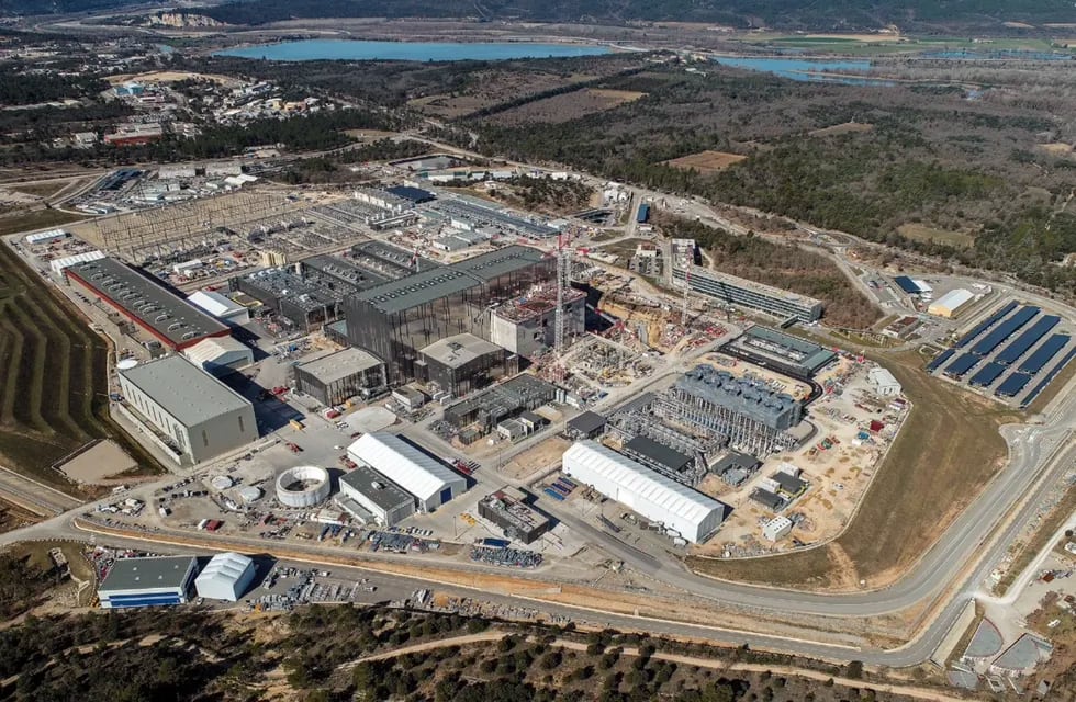 Vista aérea de laboratorio ITER (en Franca), de 42 hectáreas, donde actualmente se está construyendo un reactor experimental a gran escala de fusión nuclear. Foto: Organización ITER/EJF Riche, mayo de 2021