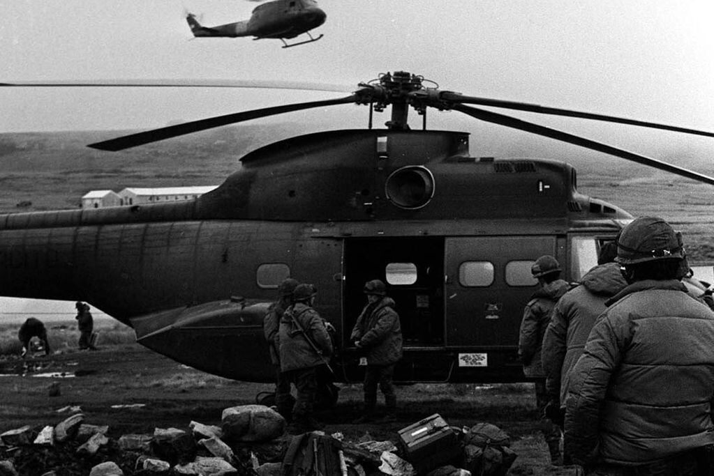 Helicópteros del Ejército Bell UH descargan pertrechos en su recorrida por las estancias de la zona. (La Voz/ archivo)
