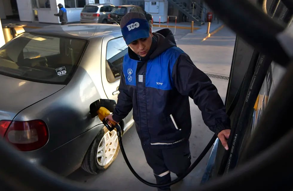 YPF aumentó un 25% el precio de sus combustibles. Foto: Orlando Pelichotti