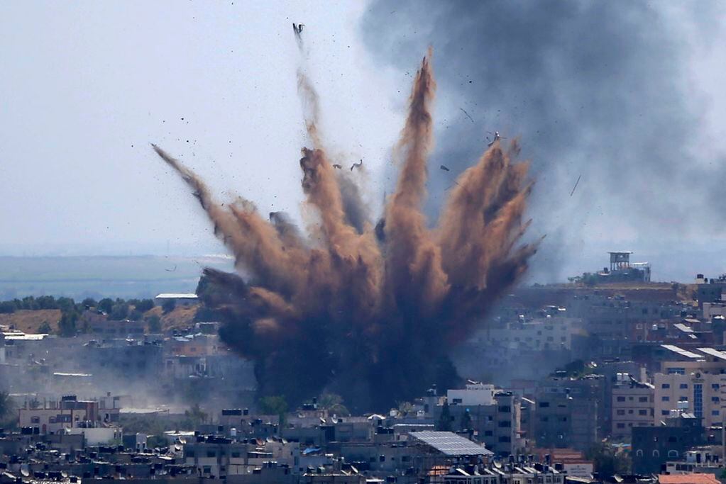 Ataques aéreos israelíes contra un edificio en Gaza.  