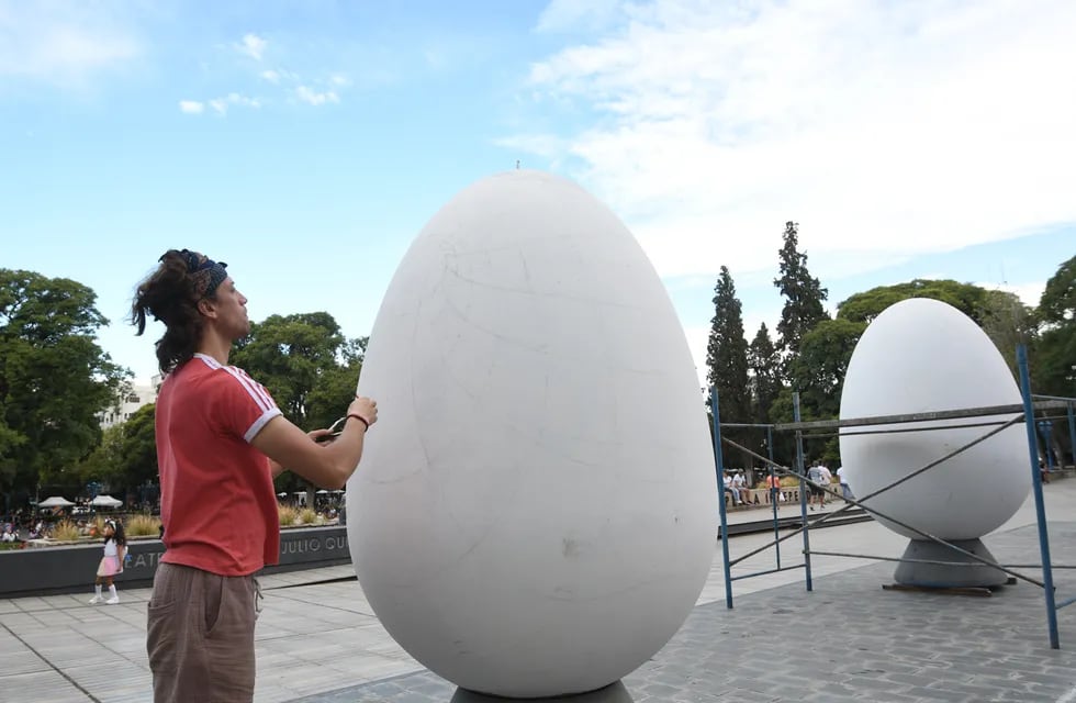 En la plaza Independencia se exhiben huevos gigantes que serán pintados por artistas en vivo. Esta costumbre es originaria de Croacia y desde el año pasado se realiza en Mendoza. Foto: Marcelo Rolland / Los Andes