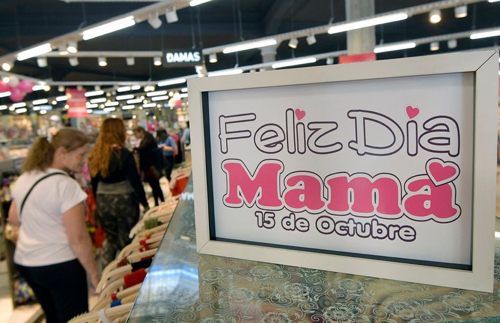 Ventas por el día de la madre
Los comercios de Mendoza esperan buenas ventas por el día de  la madre y por el feriado largo. 

Foto. Orlando Pelichotti