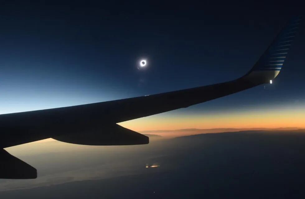 Primera fila: pasajeros de Aerolíneas disfrutaron del eclipse en pleno vuelo