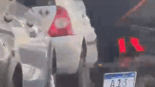 Un video muestra cómo motochorros roban en un auto en pocos segundos y huyen