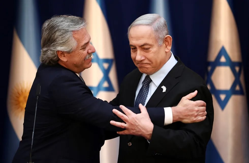 Alberto Fernández y el primer ministro de Israel, Benjamin Netanyahu, en enero de 2020 (AP)