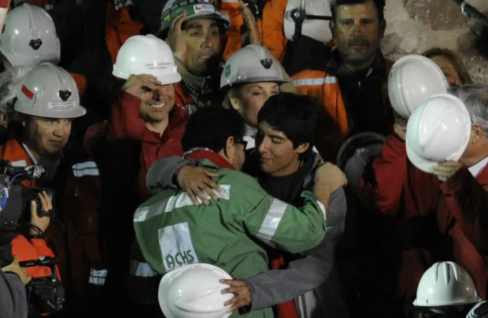 Algunos de los "33 mineros de Atacama"