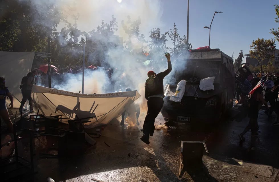 Carabineros dispersaron a un grupo de manifestantes con carros hidrantes y gases lacrimógenos en la plaza Italia de Santiago de Chile. Foto: AP
