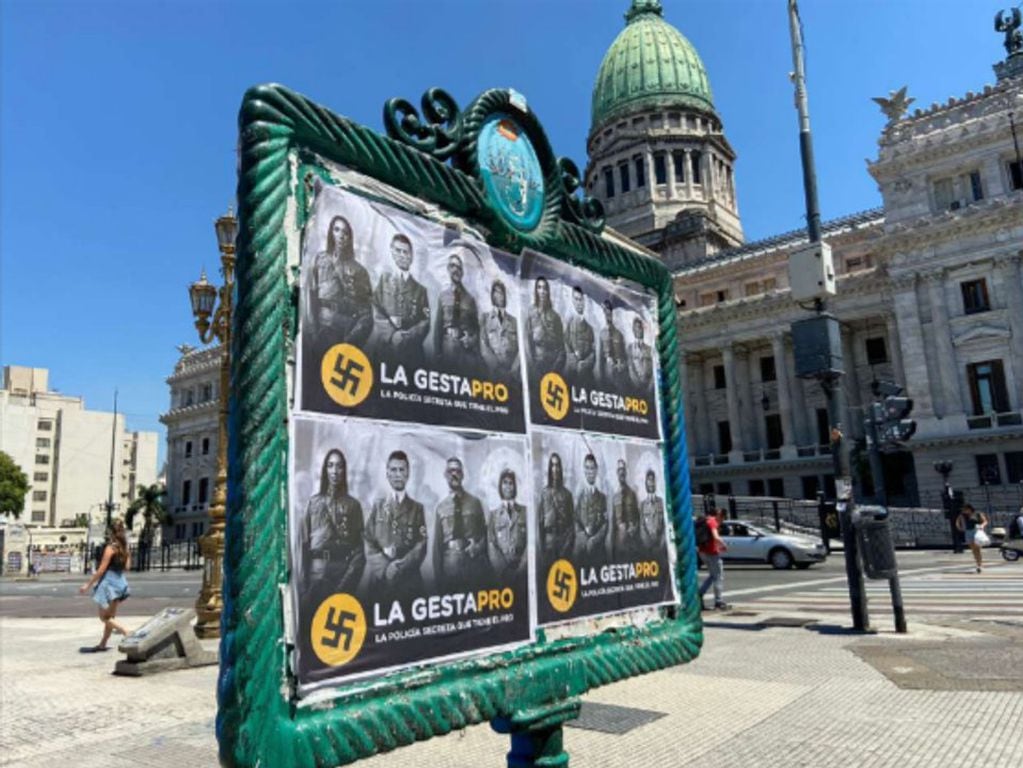 Reabren la causa afiches con simbología nazi donde aparecían Bullrich, Macri y Larreta: buscan identificar a los responsables