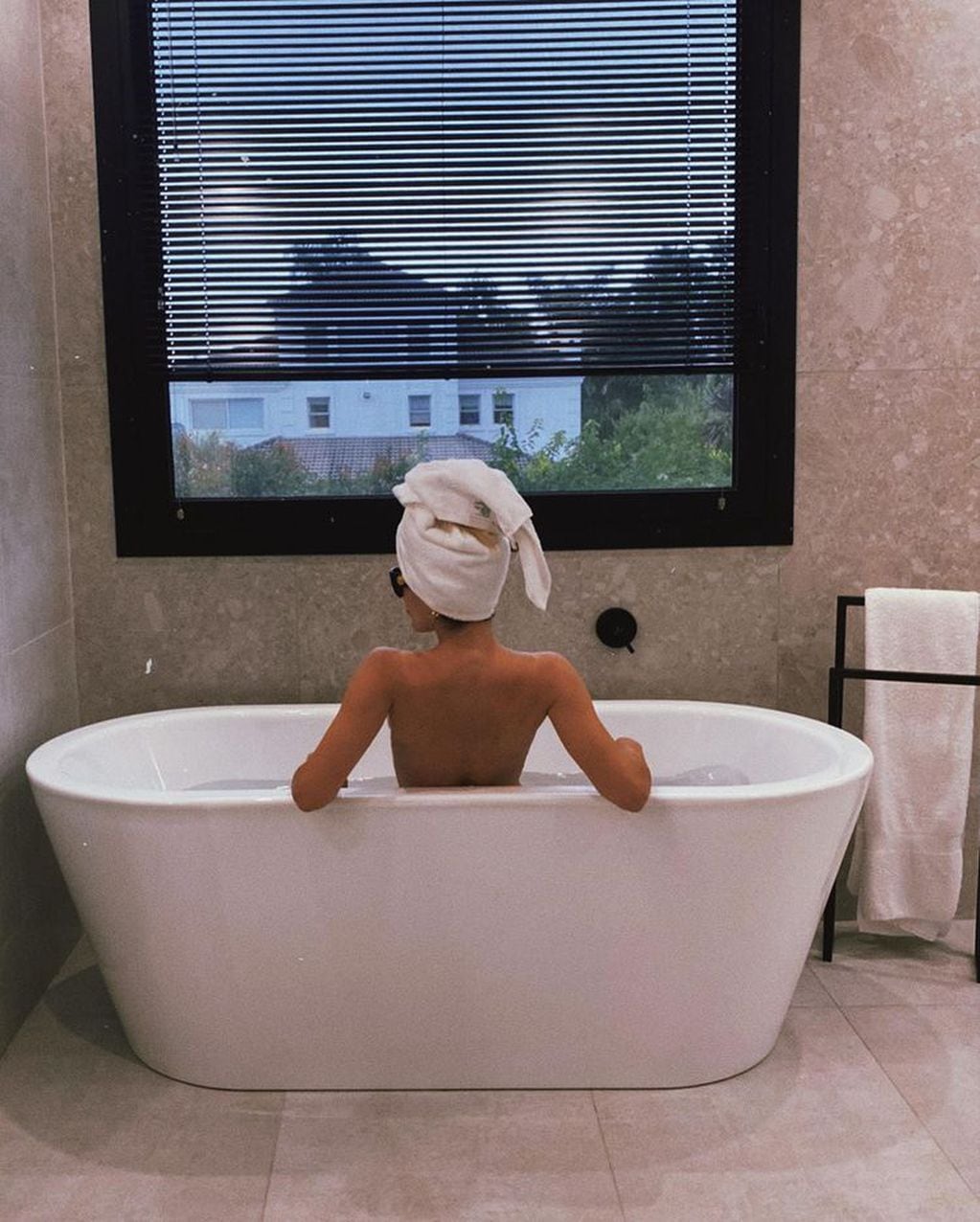 Laurita Fernández en topless y desde la bañera.
