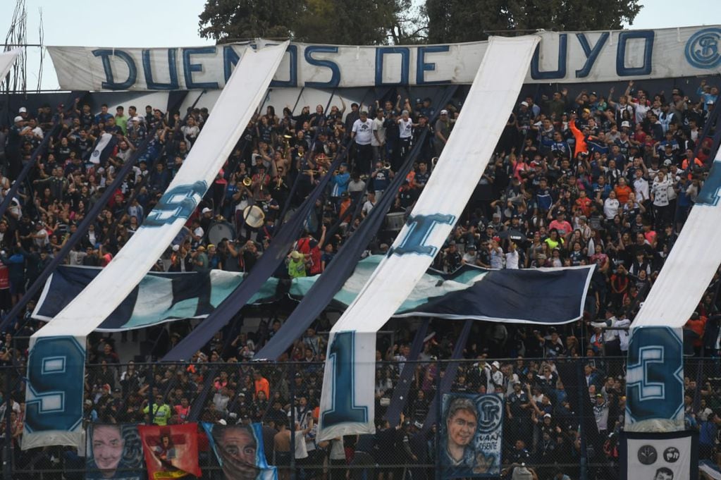 El Azul que sueña con el ascenso recibió a Deportivo Riestra por la fecha 26 de la zona B de la Primera Nacional. / José Gutiérrez (Los Andes).