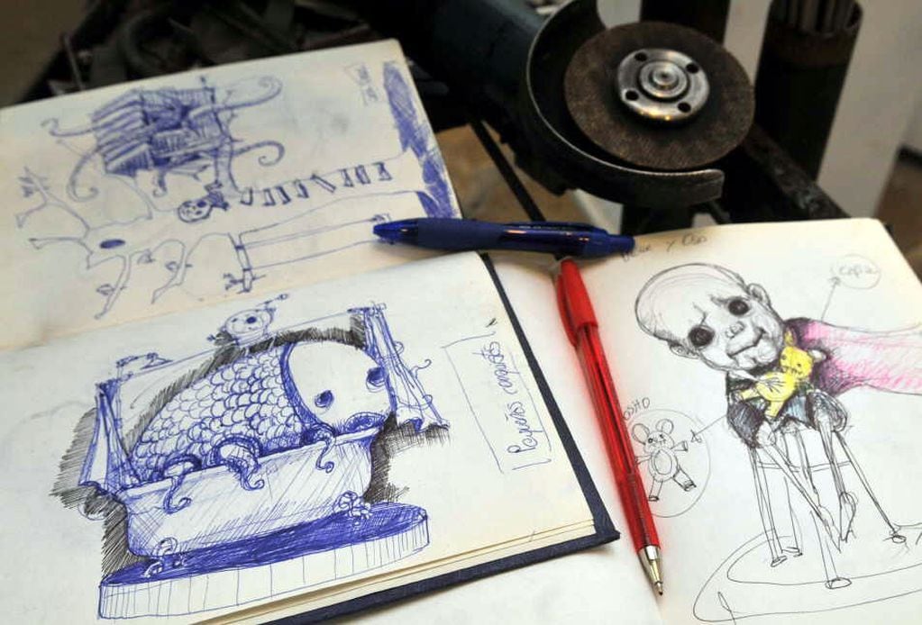 Guillermo plasma en sus cuadernos los bocetos de las obras que realizará en metal.