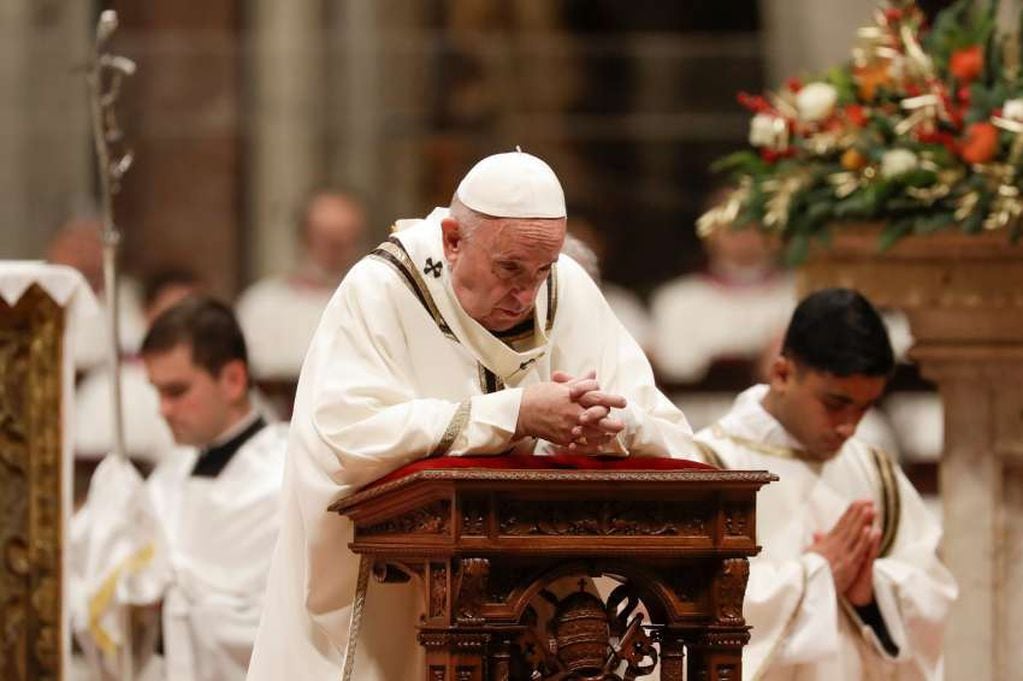 En la misa de Nochebuena, Francisco criticó "la lógica de dar para tener"