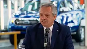 Alberto Fernández en planta automotriz