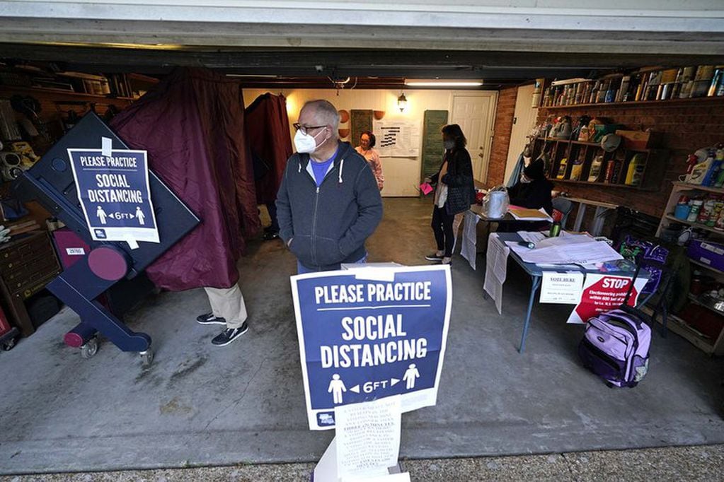 El comisionado electoral David Ippolito en el centro de votación montado en el garage de su casa en Nueva Orleans, el último centro de votación en una residencia particular en Estados Unidos.