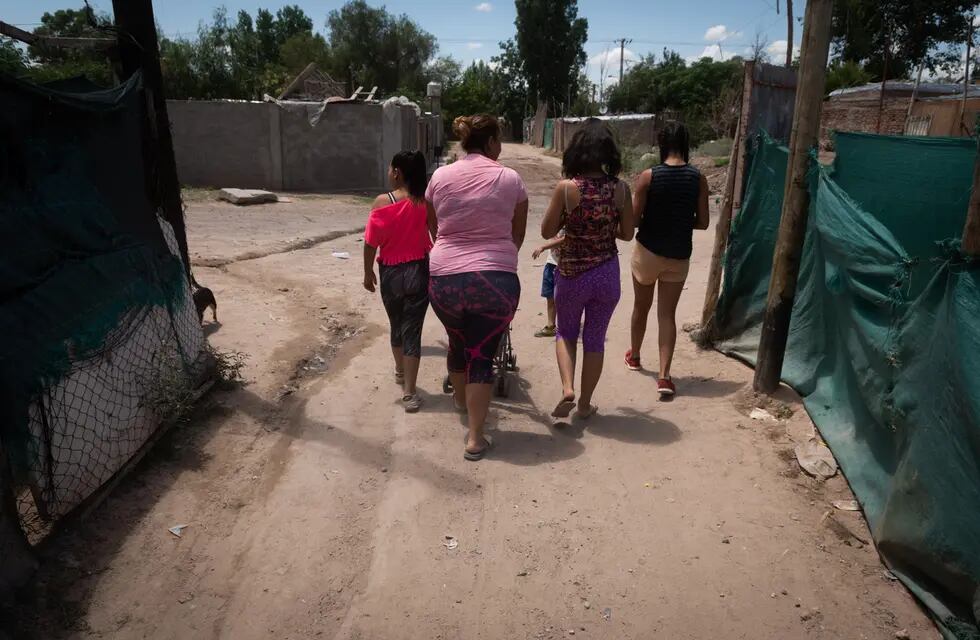 Un nuevo informe señala que más de 18,4 millones de personas son pobres en la Argentina. Foto: Ignacio Blanco / Los Andes