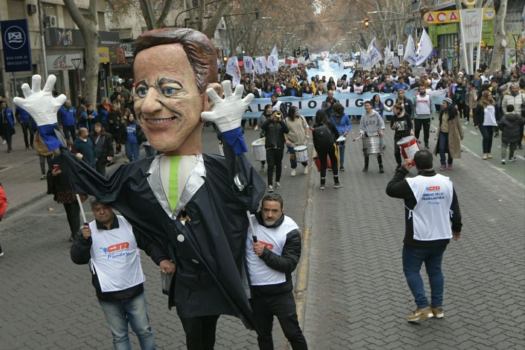 Un muñeco de Rodolfo Suárez en la marcha docente (Orlando Pelichotti / Los Andes)