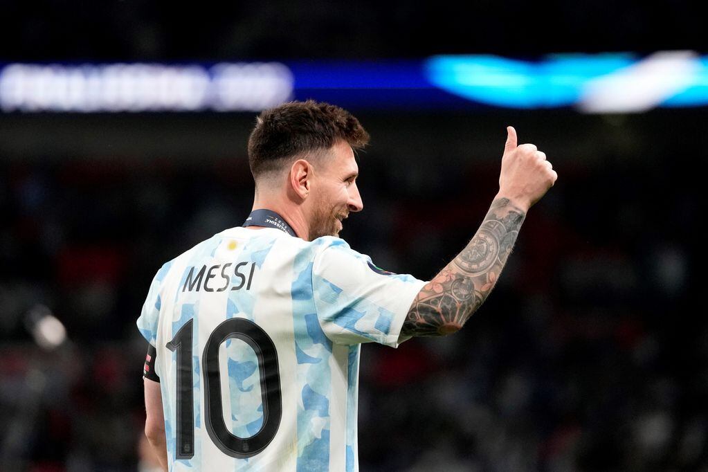 Lionel Messi y el pulgar arriba en la noche inglesa en la que Argentina le ganó 3-0 a Italia por la Finalissima. (AP)