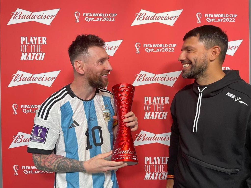 Encuentro entre Messi y Agüero.