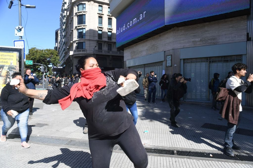 Otra vez incidentes en el Obelisco en una protesta de organizaciones sociales (Foto: Clarín)