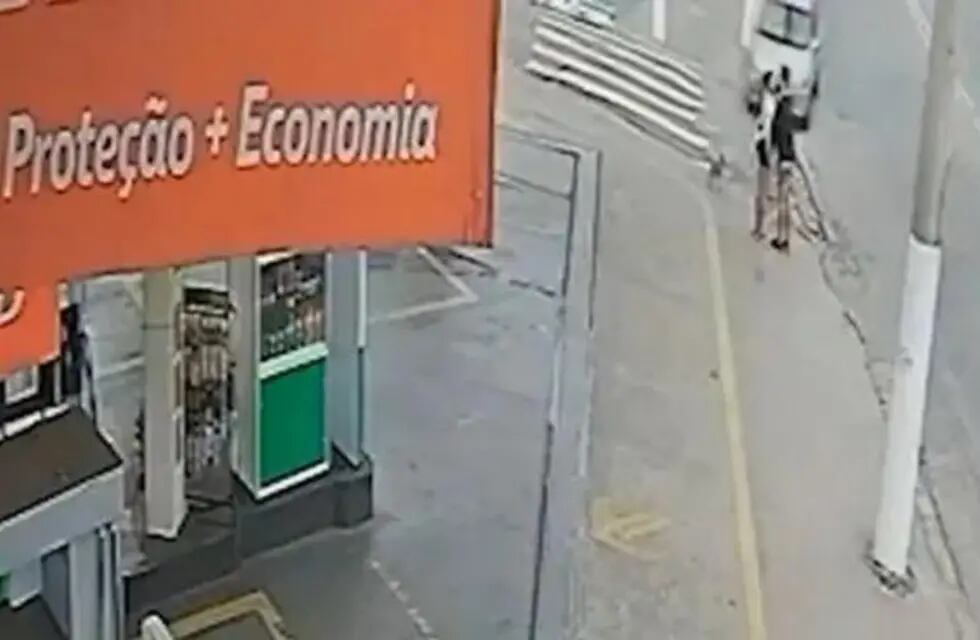El momento del accidente quedó registrado por una cámara de una estación de servicio.