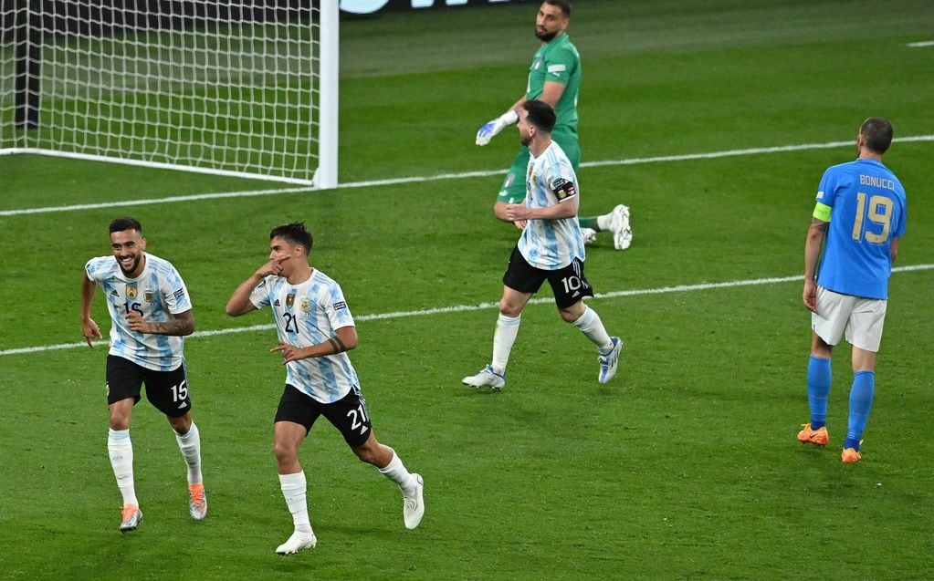 Paulo Dybala cerró la goleada de Argentina sobre Italia por 3 a 0. 